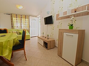 Standard Apartment, 2 Bedrooms (0251) | Living room | TV - Apartment 958 (Pula)