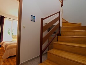 Standard-Apartment, 2 Schlafzimmer (0251) | Wohnbereich | Fernseher