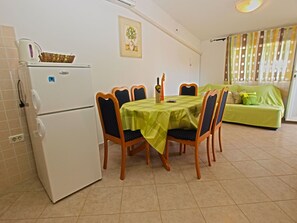 Standard-Apartment, 2 Schlafzimmer (0251) | Essbereich im Zimmer