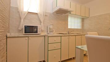 Standard Apartment, 1 Bedroom (959/2441) | Private kitchen | Fridge