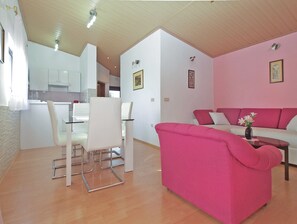 Standard-Apartment, 2 Schlafzimmer (959/2440) | Wohnbereich | Fernseher