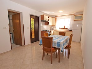 Standard Apartment, 1 Bedroom (0254) | In-room dining