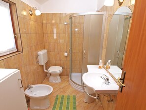 Standard-huoneisto, 1 makuuhuone (990/2951) | Kylpyhuone | Suihku, hiustenkuivaaja, bidee, pyyhkeet