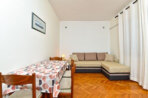 Standard Apartment, 1 Bedroom (1001/3280) | Living area | TV - Apartment 1001 (Fazana)