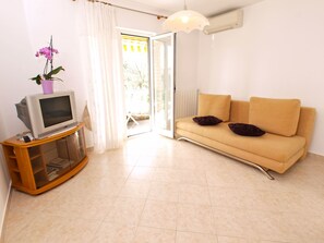 Standard Apartment, 1 Bedroom (0257) | Living room | TV - Apartment 1005 (Fazana)