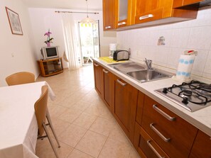 Standaard appartement, 1 slaapkamer (0257) | Privékeuken | Een koelkast, een magnetron, een kookplaat, een waterkoker