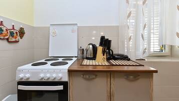 Standard House, 3 Bedrooms (0258) | Private kitchen | Fridge, oven, stovetop, coffee/tea maker