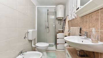 Standard House, 3 Bedrooms (0258) | Bathroom | Shower, hair dryer, towels