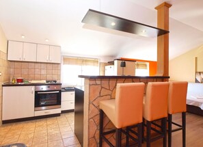 Standard Studio, 1 Bedroom (1017/13491) | Private kitchen | Fridge, oven, stovetop, coffee/tea maker