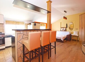 Standard Studio, 1 Bedroom (1017/13491) | Private kitchen | Fridge, oven, stovetop, coffee/tea maker