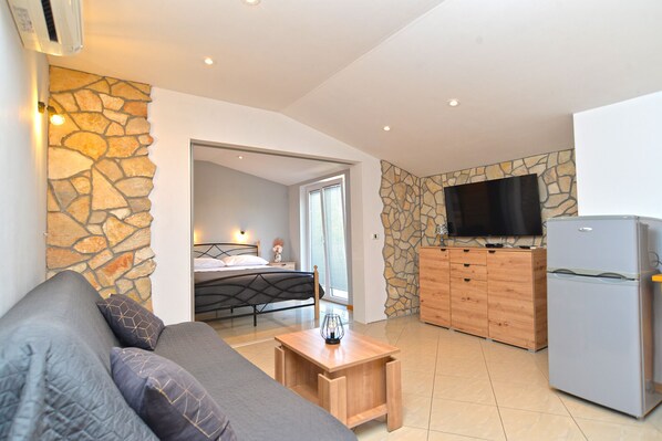 Standard Apartment, 1 Bedroom (1017/3384) | Living area | TV