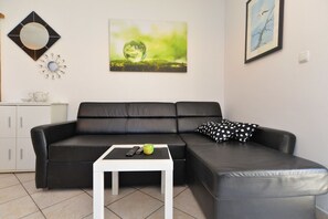 Standard-Haus, 4 Schlafzimmer (0263) | Wohnbereich | Fernseher