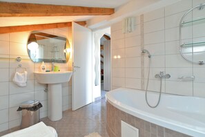Standard House, 4 Bedrooms (0263) | Bathroom | Separate bathtub and shower, deep-soaking bathtub, hair dryer, towels - House 1044 (Svetvincenat)