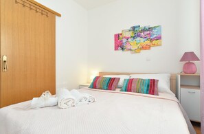 Standard House, 4 Bedrooms (0263) | 4 bedrooms, iron/ironing board, free cots/infant beds, free WiFi - House 1044 (Svetvincenat)