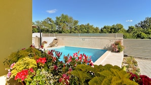 A swimming pool with a view of trees and a clear sky. - House 1044 (Svetvincenat)