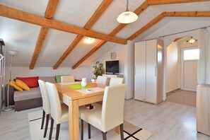 Standard-Haus, 4 Schlafzimmer (0263) | Wohnbereich | Fernseher