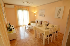 Apartamento estándar, 1 habitación (0264) | Zona de estar | Una televisión