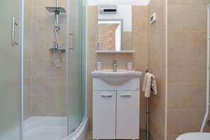 Standard Apartment, 1 Bedroom (1049/21536) | Bathroom | Shower, hair dryer, bidet, towels