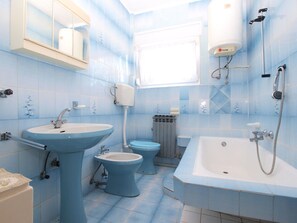 Standard Apartment, 3 Bedrooms (0267) | Bathroom | Separate tub and shower, deep soaking tub, hair dryer, towels - Apartment 1051 (Fazana)
