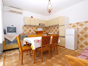 Standard Apartment, 3 Bedrooms (0267) | In-room dining