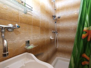 Appartamento Standard, 3 camere da letto (0267) | Bagno | Vasca e doccia separate, vasca da bagno a immersione totale