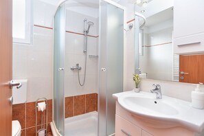 Standard Apartment, 1 Bedroom (1064/5067) | Bathroom | Shower, hair dryer, towels - Apartment 1064 (Rovinj)