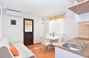 Apartamento standard, 1 quarto (1064/5067) | Cozinha privada | Geladeira, fogão, cooktop, cafeteira/chaleira