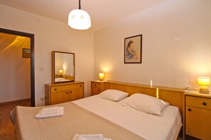 1 habitación, tabla de planchar con plancha, wifi gratis y ropa de cama 