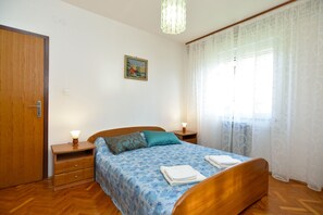 2 habitaciones, tabla de planchar con plancha y cunas gratuitas 