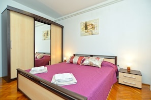 2 bedrooms, iron/ironing board, free cots/infant beds, free WiFi