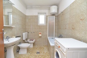 Departamento estándar, 2 habitaciones (0270) | Baño | Tina y regadera independientes, tina profunda, secadora de cabello 