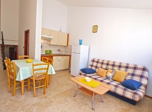 Standard Apartment, 2 Bedrooms (1077/6442) | Living area