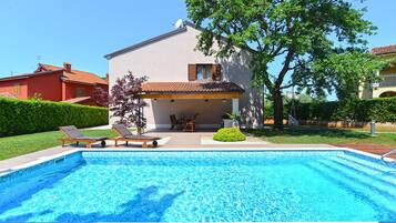 Una piscina al aire libre