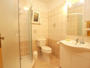 Standard Apartment, 1 Bedroom (1094/9449) | Bathroom | Shower, towels