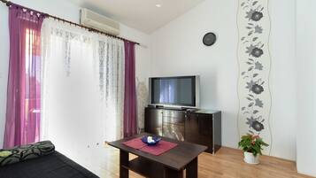 Standard House, 4 Bedrooms (0278) | Living room | TV