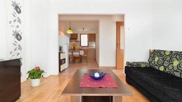 Standard House, 4 Bedrooms (0278) | Living room | TV