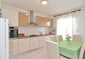 Standard Apartment, 2 Bedrooms (0279) | Private kitchen | Fridge, microwave, oven, stovetop - Apartment 1098 (Fazana)