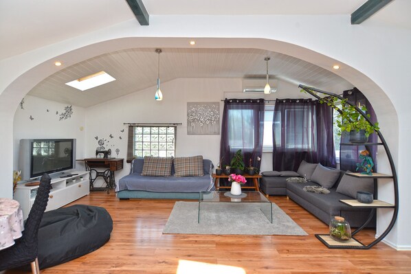 Standard Apartment, 2 Bedrooms (0283) | Living area | TV