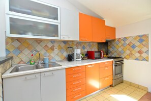 Standard Apartment, 2 Bedrooms (0283) | Private kitchen | Fridge, oven, stovetop, coffee/tea maker