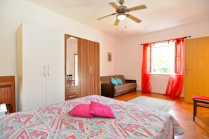 1 chambre, fer et planche à repasser, lits bébé (gratuits)