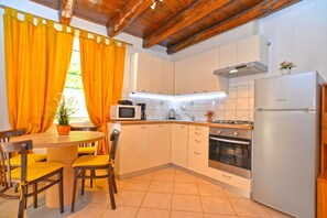 Standard Apartment, 1 Bedroom (0284) | Private kitchen | Fridge, microwave, oven, stovetop - Apartment 1122 (Liznjan)