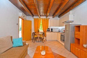 Standard Apartment, 1 Bedroom (0284) | Living area | TV - Apartment 1122 (Liznjan)