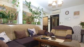 Standard Apartment, 3 Bedrooms (0285) | Living area | TV