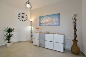 Standard-Haus, 2 Schlafzimmer (0287) | Wohnbereich | Fernseher, Kamin