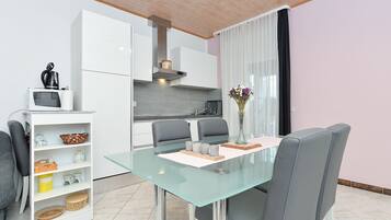Standard Apartment, 2 Bedrooms (1128/9701) | Living area | TV