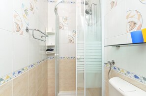 Standard Studio, 1 Bedroom (1128/9700) | Bathroom | Shower, hair dryer, towels
