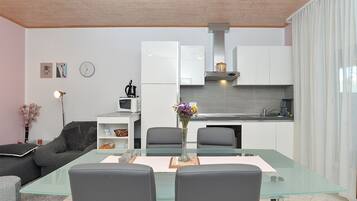 Standard-Apartment, 2 Schlafzimmer (1128/9701) | Wohnbereich | Fernseher