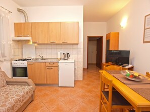 Standard Apartment, 1 Bedroom (0289) | Private kitchen | Fridge, oven, stovetop, coffee/tea maker