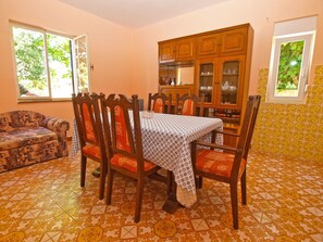 Appartement Standard, 2 chambres (0290) | Repas dans la chambre