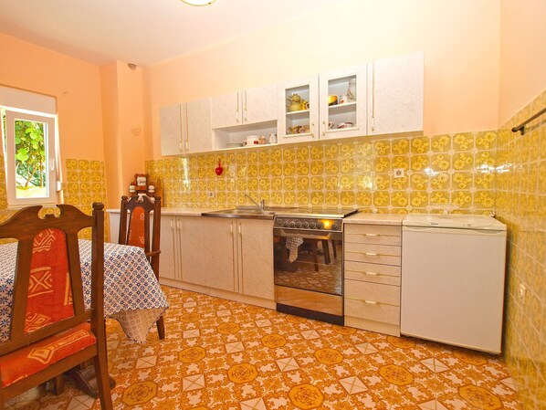 Standard Apartment, 2 Bedrooms (0290) | Private kitchen | Fridge, oven, stovetop, electric kettle